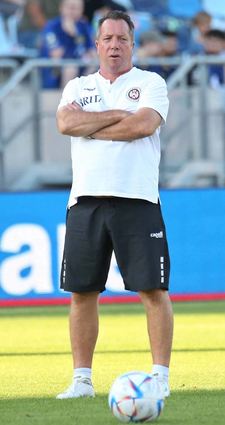 Wehen Wiesbadens Trainer Markus Kauczinski lässt sich selten aus der Ruhe bringen. Am Samstag treten die Hessen beim SV Waldhof an.