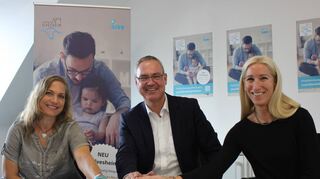 Sie drücken symbolisch den Startknopf (v.l.): Rathausmitarbeiterin Simone Mayer, Bürgermeister Andreas Metz und Hauptamtsleiterin Maren Brysch-Enghofer.