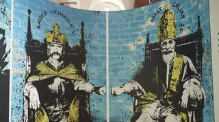 Das Konkordat als „Graphic Novel“: Kaiser Heinrich V. und Papst Calixt II. geben sich die Ghetto-Faust. Aus der Ausstellung im Wormser Museum.