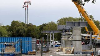 Zwei hohe Stützen stehen, eine kommt heute dazu: die Baustelle für die Station der Seilbahn auf der Freizeitwiese im Luisenpark.