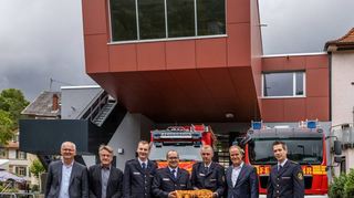 Die Feuerwehr Ziegelhausen freut sich bei der symbolischen Schlüsselübergabe schon auf den Bezug des neuen Gerätehauses.