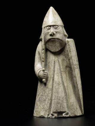 Wächterfigur der Lewis Chessmen, die zu den berühmtesten Schach-figuren des Mittelalters zählen.
