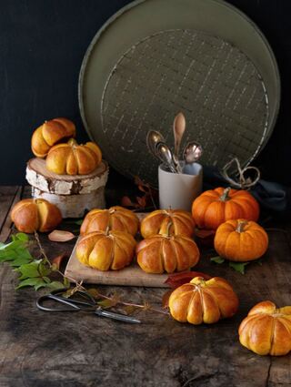 Passend zum Herbst wird in Kürbisform gebacken.