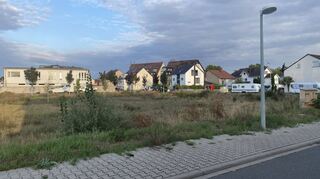Auf dem unbebauten Grundstück im Werner-Nagel-Ring/Ecke Groß-Gerauer Straße soll das Kinderhaus ab Oktober entstehen.