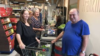 Britta und Erich Borgs (vorne) sind aus Viernheim gekommen, um im neuen Interims-Supermarkt auf Franklin einzukaufen.