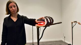 Künstlerin Ira Konyukhova mit dem Werk „The right to speak II“, in dem Sprachassistent Alexa integriert ist.