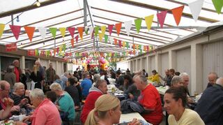 Volles Haus: Das Garagenfest hat sich längst zu einer großen Stadtteil-Veranstaltung gemausert.
