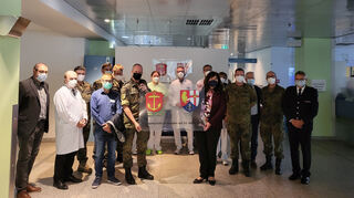 Vertreterinnen und Vertreter der Bundeswehr, des Klinikums und der Stadt enthüllen die Freundschaftstafel.