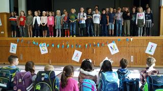 Schülerinnen und Schüler der dritten und vierten Klassen begrüßen ihre neue Mitschüler mit dem Schulsong der Franklin-Grundschule