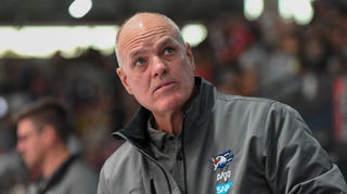 Ernster Blick:  Adler-Trainer Bill Stewart will seine Spieler zu besseren Leitsungen anstacheln.