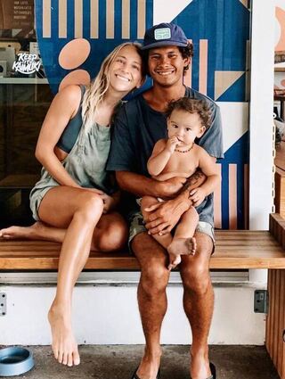 Katrin Skeele mit ihrem Mann, dem Hawaiianer Kaeo, und Sohn Benno.