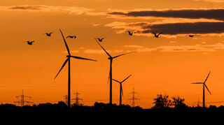 Windräder bei Sonnenaufgang in der Nähe von Hannover.
