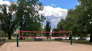 Am Strandbad ist ein Beachvolleyball-Feld entstanden.