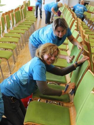 HCV-Mitglieder reinigen die Stühle im Hofheimer Bürgerhaus.