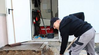 Am Freiwilligentag bauten Helfer bei der FSG Riedrode eine neue Außentreppe zum Versorgungsraum.
