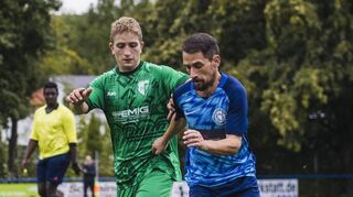 Im Laufduell: FVB-Spieler Dennis de Sousa Barba (re.) versucht sich gegen Lörzenbachs Johannes Arras durchzusetzen.