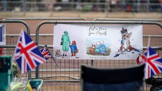 Andenken an die Queen säumen die Straßenabsperrungen in London.