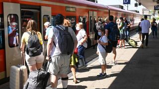 Wer drin war, hatte es bei mehr als 30 Grad schön stickig: Eines von vielen Problemen der S-Bahn ist die Luftzufuhr bei Hitze. Fenster waren meist zu.