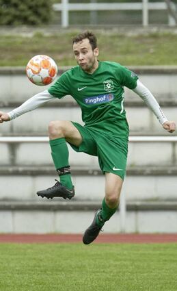 Einsatz gefordert: Viernheims Florian Schlierf am Ball.