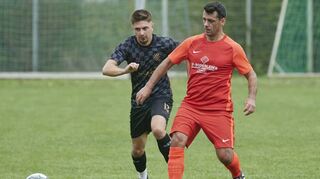 SG Viernheims Blerim Gashi (r.) versucht, vor Jasko Ivanovic an den Ball zu kommen.