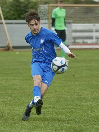 Eric Behrendt vom TSV Amicitia 2 beim Schuss.