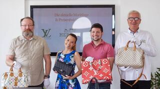 Fortbildung: Schätzer Dirk Kieck (v.l.), Modeexpertin Anela Franjkovic, Leihamt-Betriebsleiter Anton Meinzer, Geschäftsführer Jürgen Rackwitz.