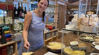 Christine Rall an ihrem Lieblingsort im Café: hinter der Theke.