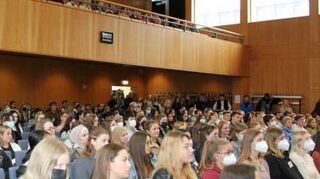 In der Aula kommen die Erstsemester zum ersten Mal zusammen.
