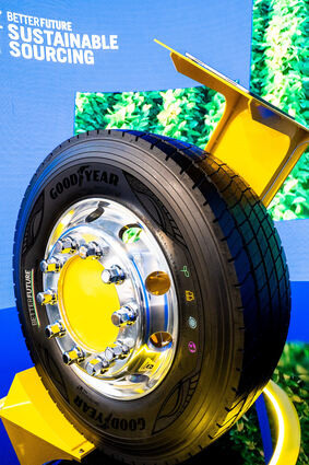 mid Groß-Gerau - Überwiegend nachhaltig: der auf der IAA Transportation von Goodyear ausgestellte Lkw-Reifen.
