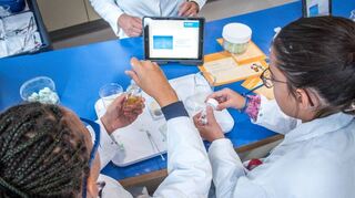 Kinder der Schriesheimer Kurpfalzschule experimentieren in den Kids Labs’ der BASF zum Thema Energie.