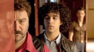 Denis Ménochet (von li.) als Peter, Khalil Gharbia als Amir und Stéfan Crépon als Karl in dem Film „Peter von Kant“.