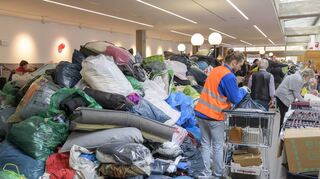 Anlieferung für die große Schnäppchenjagd: Die Organisation ist bewährt und die Helfer eingespielt (Bild von 2020).