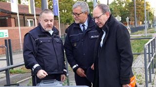 An der Alfred-Delp-Schule erläutert Thilo Füssenich (von links) Polizeipräsident Siegfried Kollmar und Erstem Bürgermeister Christian Specht die Funktion des mobilen Blitzgerätes an der Waldpforte.