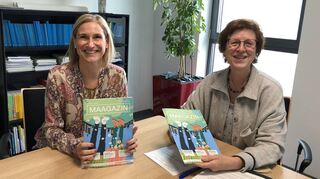 Abendakademie-Geschäftsführerin Susanne Deß (r.) und Christine Wichardt, Interim-Pressesprecherin, stellen das „MAAgazin“ mit Programmhighlights vor.