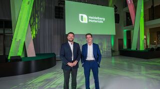 Vorstandsmitglied Jon Morrish und Vorstandschef Dominik von Achten präsentieren den neuen Namen mit Logo in der Heidelberger Zentrale.