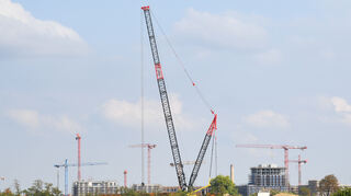 Der gigantische Raupenkran mit den zwei Gittermastauslegern.