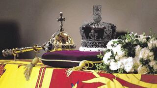 Die „glitzernde Krone“ und die „faszinierenden Insignien“ auf dem Sarg der Queen in Westminster Hall in London.