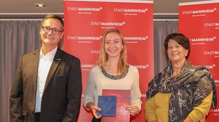 Sportbürgermeister Ralf Eisenhauer und Sportkreisvorsitzende Sabine Hamann (r.) zeichnen Merle Brunée aus. Die Sportlerehrung auf der „Königin Silvia“ fand großen Anklang.