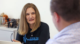 Dekanin der Fakultät für Informatik an der Hochschule und Professorin für Cyber Security: Miriam Föller-Nord im Gespräch mit Redakteur Sebastian Koch.