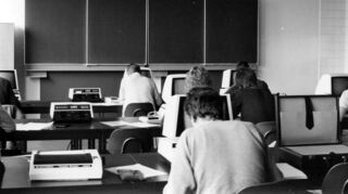 Als die Informatik noch in den Kinderschuhen steckte: Studenten können in Mannheim seit dem Sommersemester 1971 Informatik lernen.