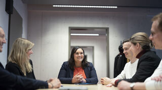Isabel Cademartori (Mitte) in ihrem Berliner Büro mit ihrem Team auch aus Mannheim: Britta Bäcker (v.l.), Kai-Uwe Herrenkind, Annalena Wirth und Niklas Sannowitz.