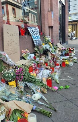Blumen und Plakate nach dem Einsatz am Marktplatz.
