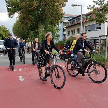 Radeln zur Eröffnung: Die Bürgermeister Diana Pretzell und Ralf Eisenhauer wollen die Angebote in Sachen Fahrradmobilität und öffentlicher Nahverkehr.