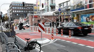 Autos können hier nicht in die die Kunststraße fahren.