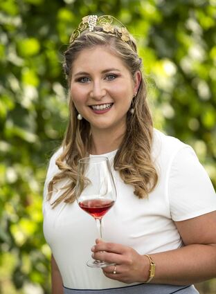 Stefanie Kippenhan ist eine von acht Kandidatinnen, die Deutsche Weinkönigin werden will.