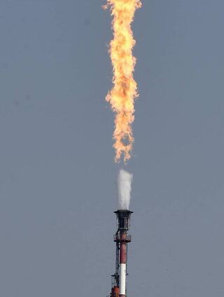 Die Flamme der Hochfackel am Steamcracker im Werksteil Nord der BASF kann bis zu 30 Meter hoch werden.