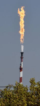 Die Flamme der Hochfackel am Steamcracker im Werksteil Nord der BASF kann bis zu 30 Meter hoch werden.