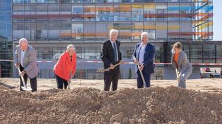 Spatenstich für das Kindertumorzentrum im Neuenheimer Feld: (v.l.) Manfred Fuchs, Gerda Tschira, Winfried Kretschmann und Dietmar Hopp.