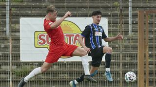 Szene aus der vergangenen Saison: Waldhofs Nachwuchsspieler Volkan Rona (rechts) wird hier von VfR-Akteur Max Denefleh unter Druck gesetzt.