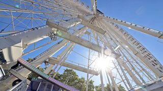 Das Riesenrad „Europa-Rad“ bietet 42 geschlossene Kabinen und einen schönen Panoramablick.